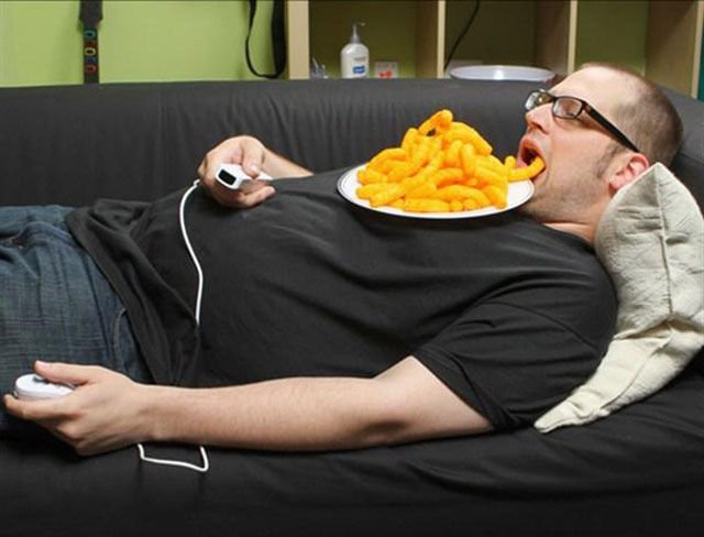 guy-laying-and-eating-chips-lazy