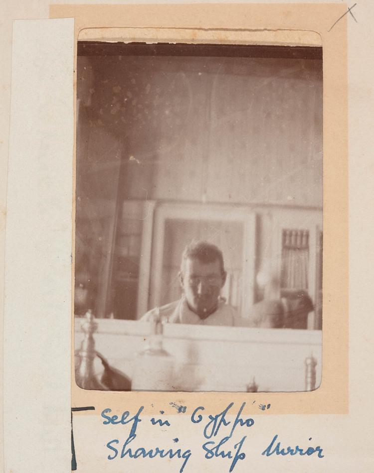 George Simpson Millar önarcképe borotválkozás közben 1915-ből, egy egyiptomi támaszpontról.