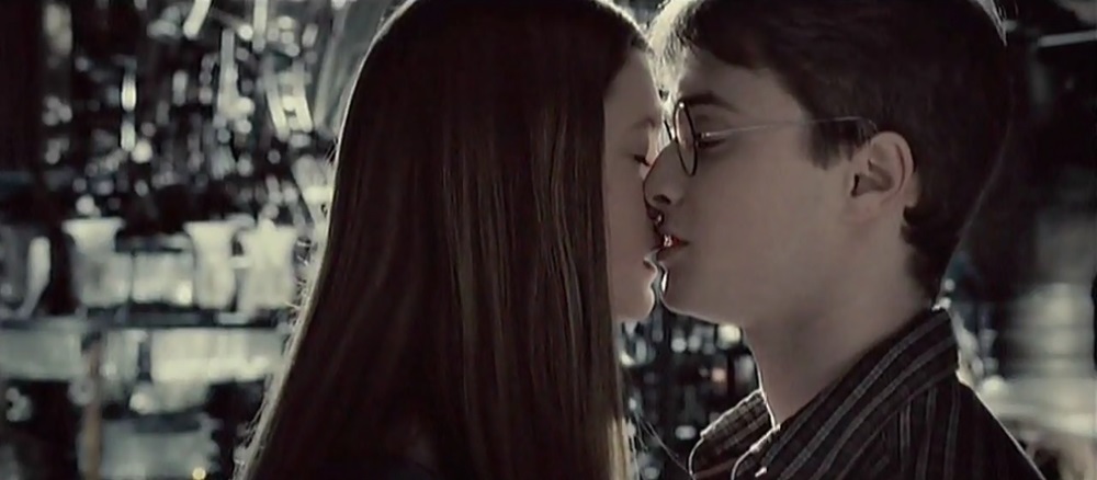Harry-Ginny-kiss-Close-up-couples-from-harry-potter-6961171-1280-560