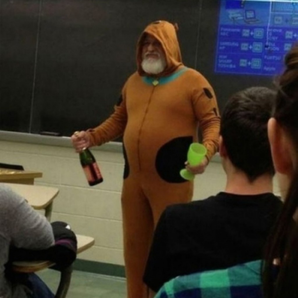 Ez a tanár megfogadta, ha mindenki átmegy a vizsgán Scooby Doo jelmezben, alkoholmentes pezsgőt iszogatva tartja az órát. A teszten mindenki átment....