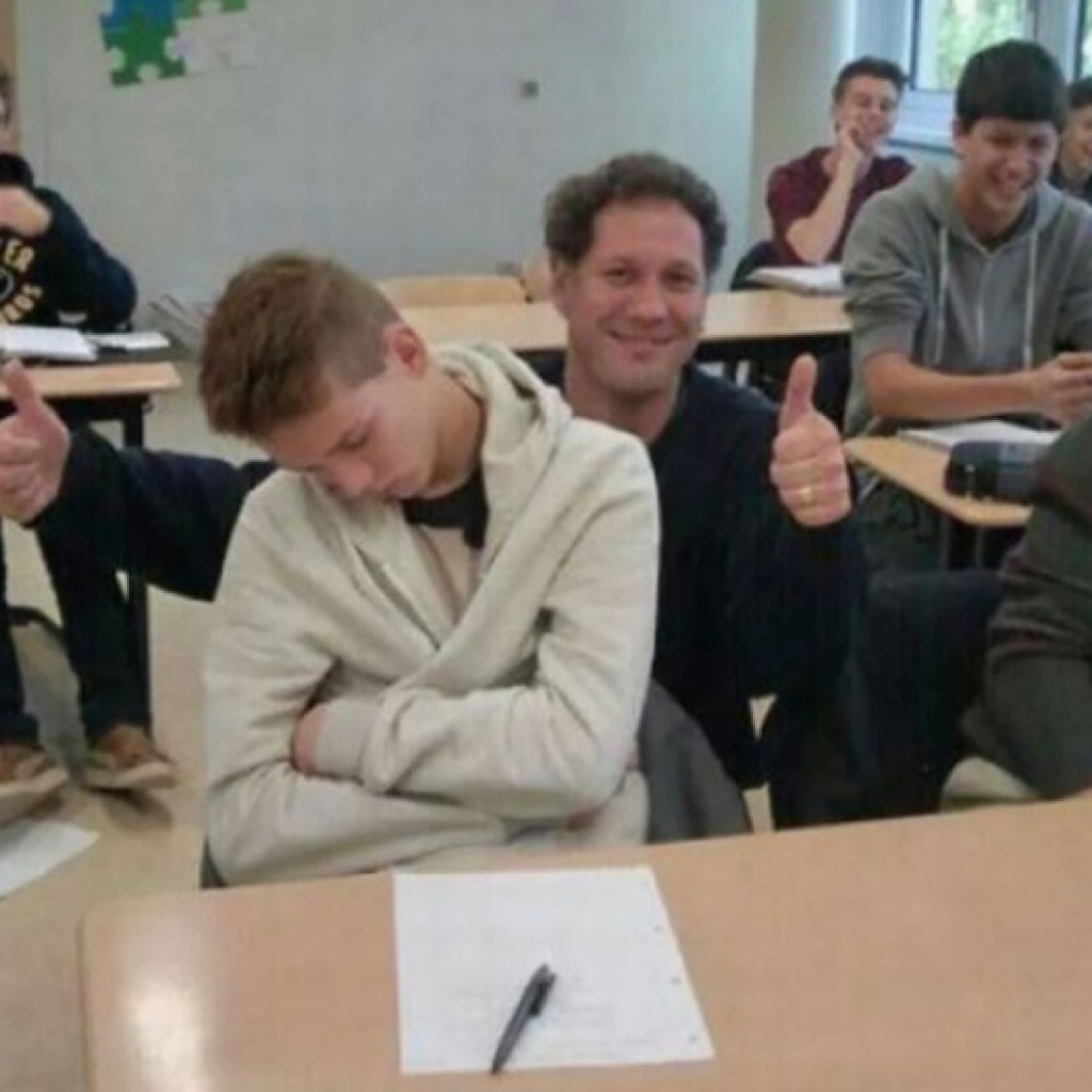 A diák elaludt az órán. Ez a tanár azonban nem ébresztette fel, hanem készített vele egy közös fotót.