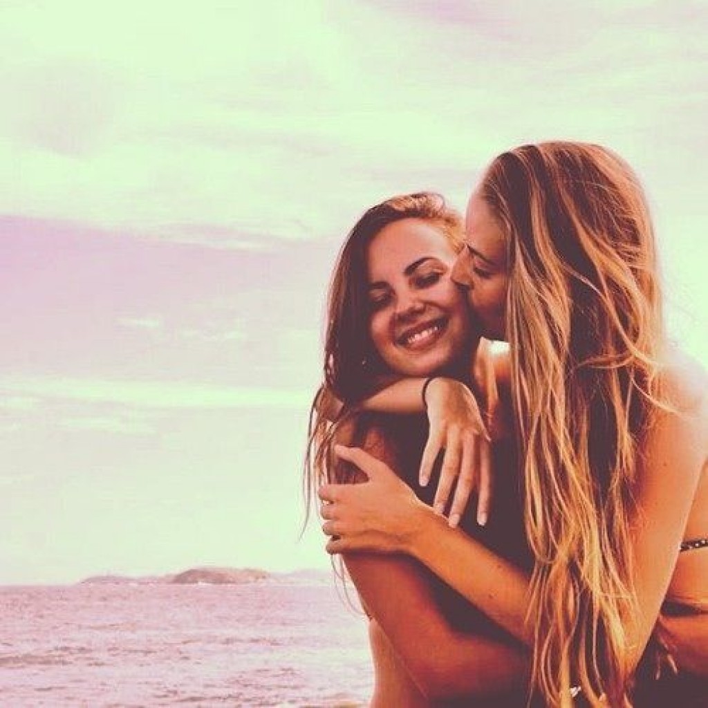 Лесбиянка в купальнике засовывает руку в киску подруги на пляже