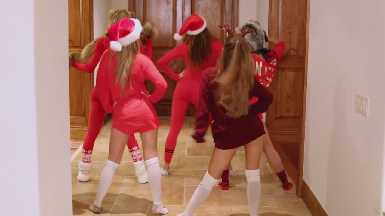 Santa tell me ariana grande перевод