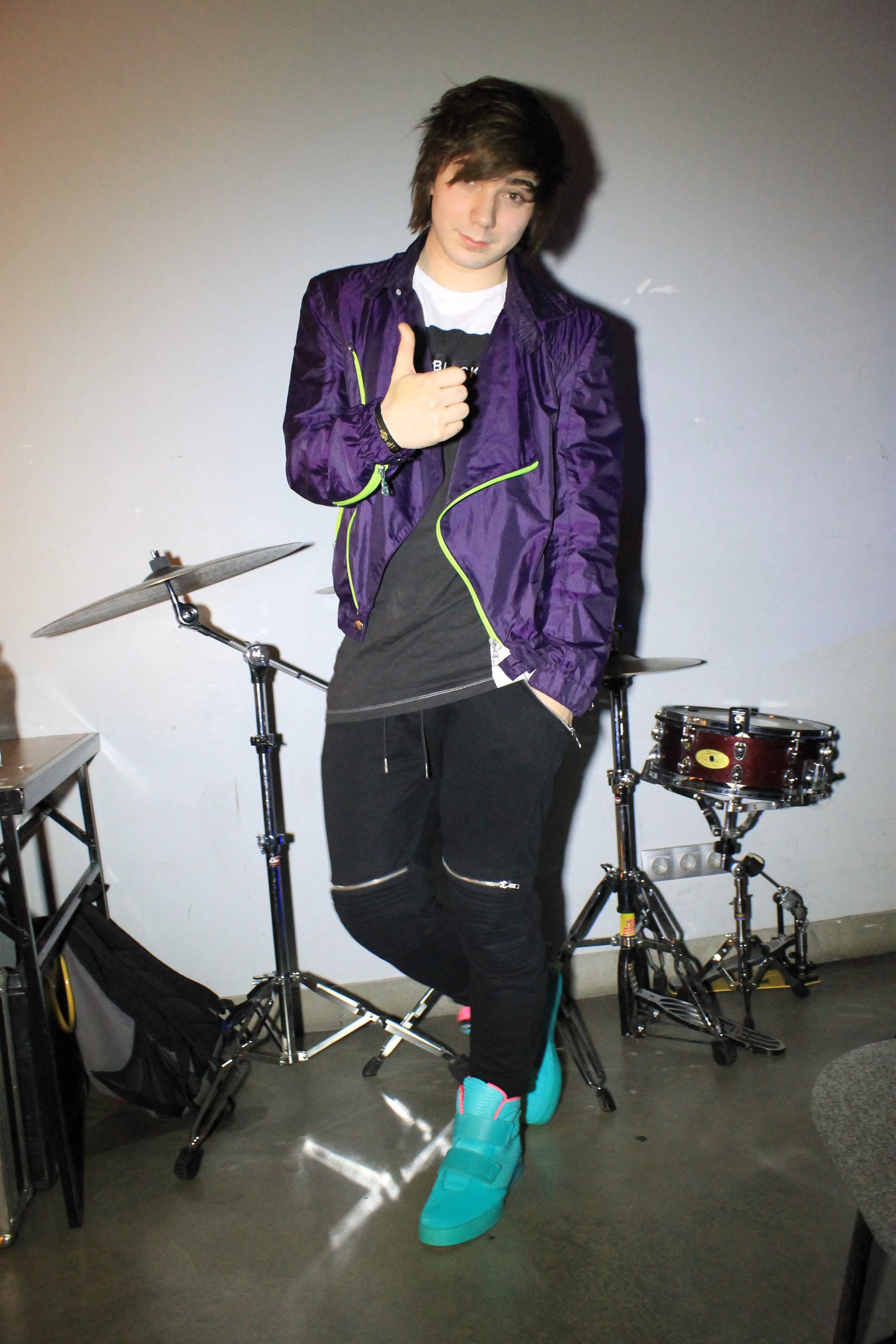 Milyen ruhában lépett fel Szabyest a Szerelempartyn?