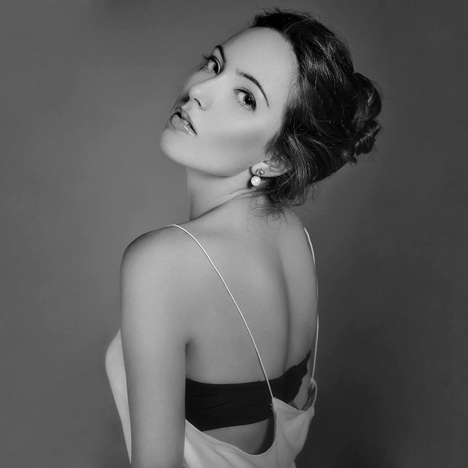 Egy őszinte Angyal! Flóra, barna hajú Szerelemangyalunk, beavatott minket magánéletének részleteibe