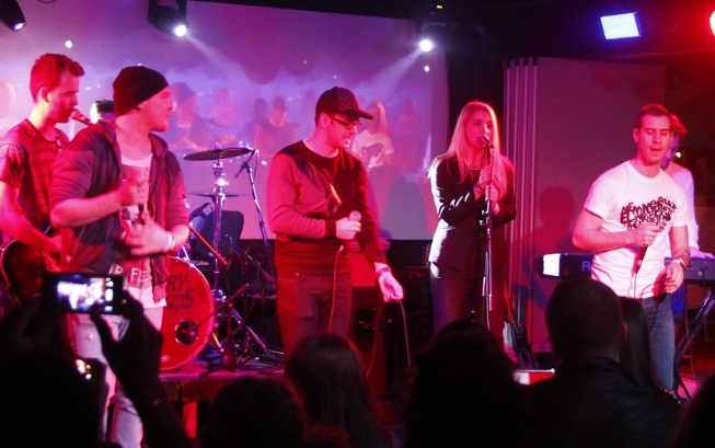 Carp-E szerint jobb egy csoki, mint egy rossz ajándék – pláne, ha az 2in1!