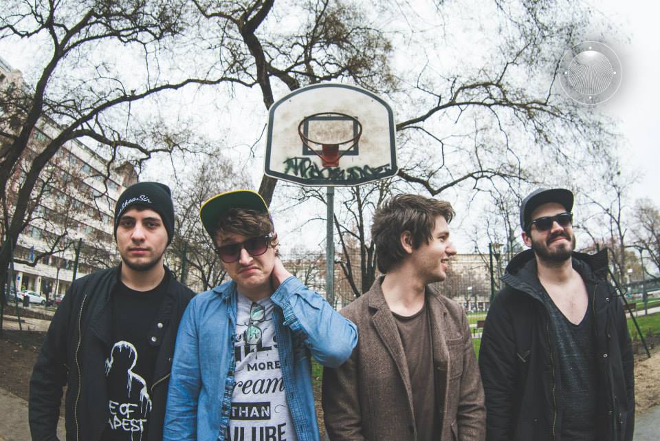 Patikadombék álma, hogy pucéran koncertezzenek. Fogadásra fel! :)