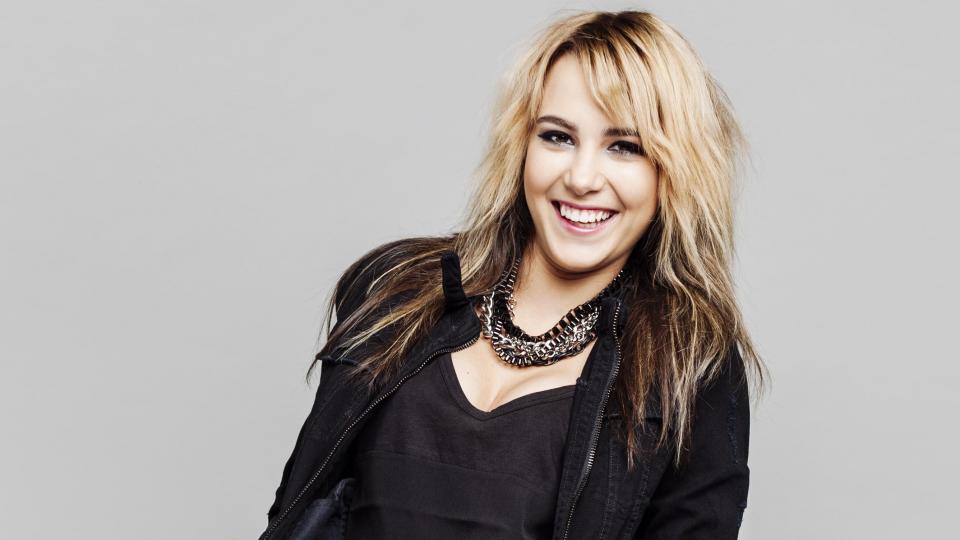 Tóth Andi önmagát adja első zenei videójában: Megjelent a Legyek én!