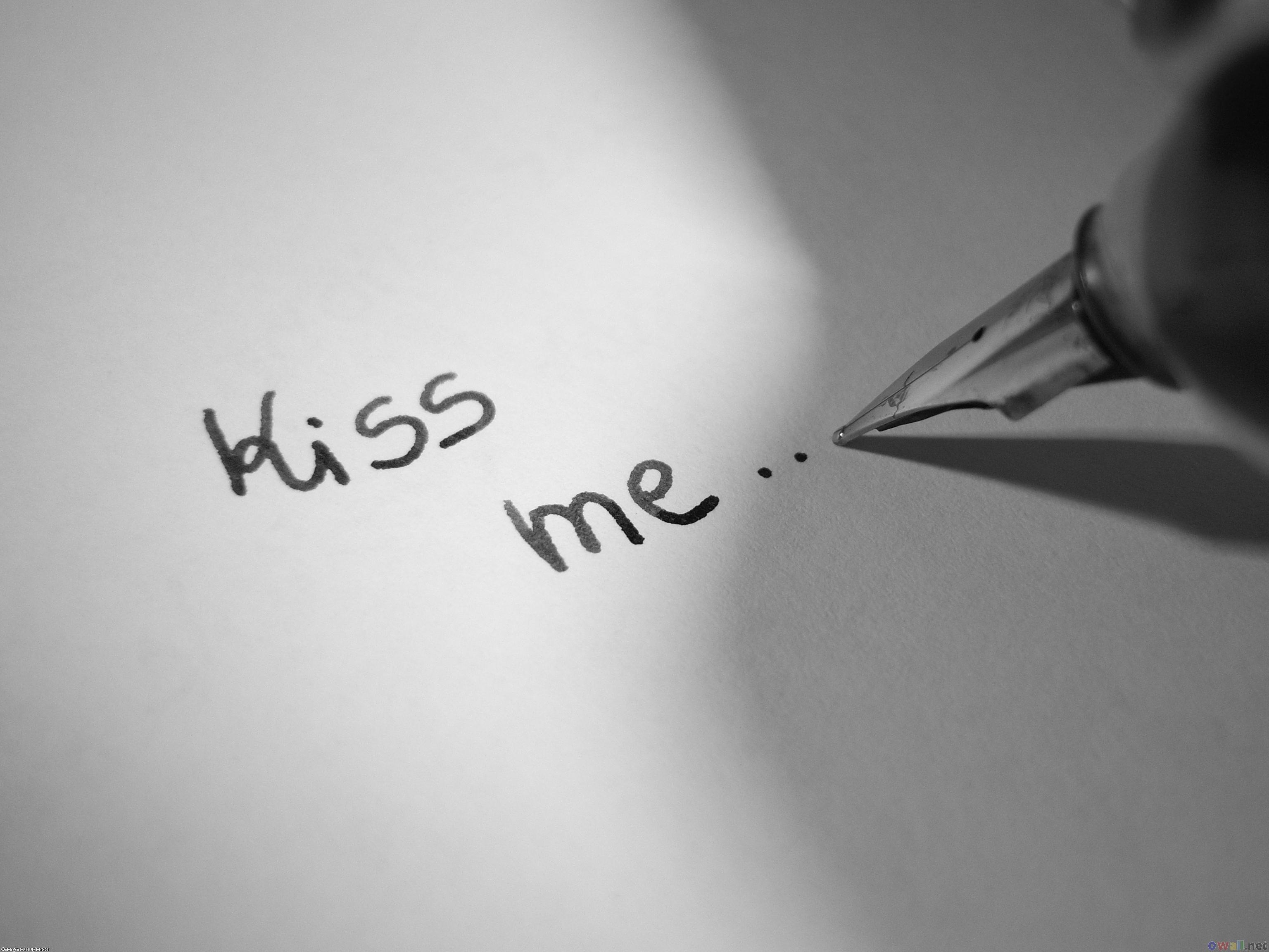 Кис ми текст. Надпись Kiss me. Обои Kiss me. Картинки Кисс ми. Обои с поцелуями на бумаге.