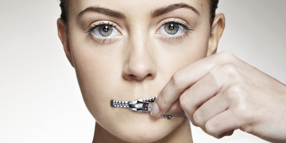 Nézd meg, hogy mivel a legegyszerűbb befogni egy nő száját, akinek éppen szófosása van!