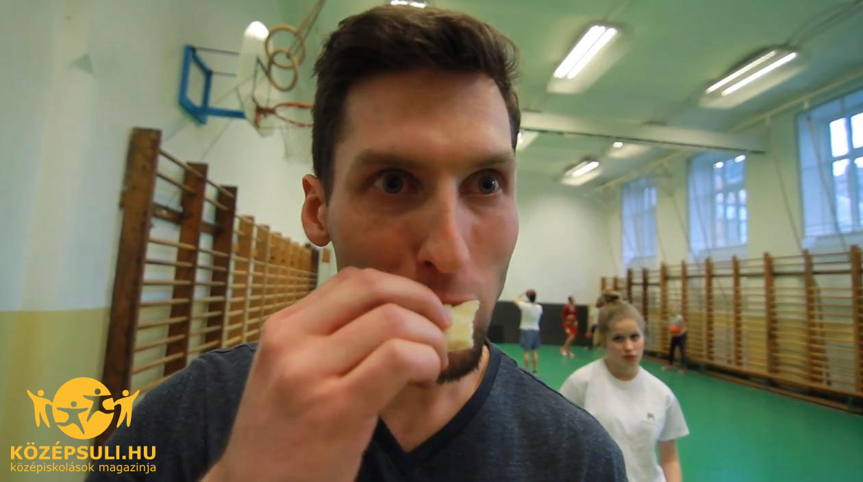 A Középsuli Krisztosza a való életben is szereti dögönyözni a gyerkőcöket