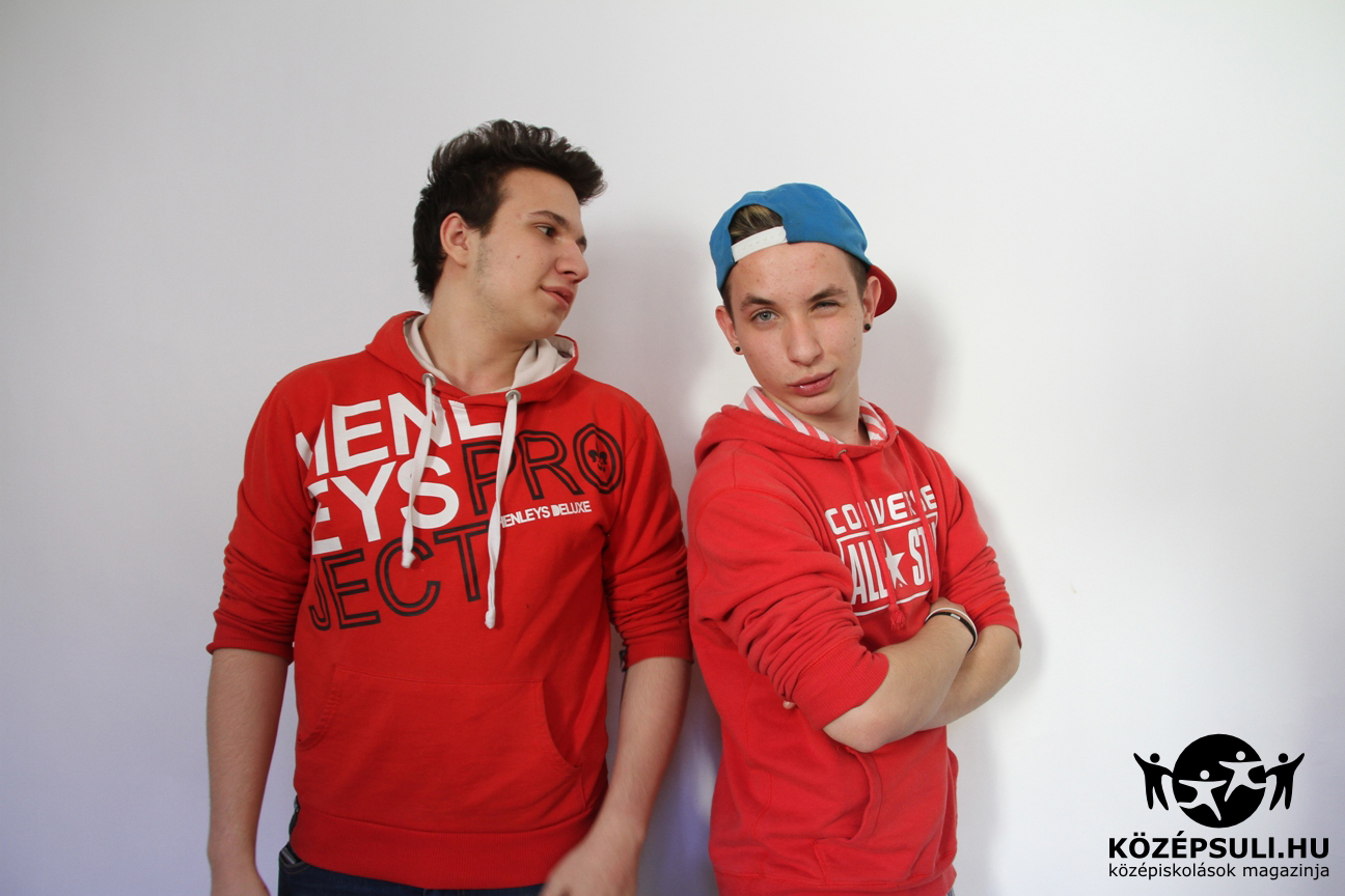 Mersz vagy Mersz: Bende fekvőzik, míg Barbi a hátán fekszik