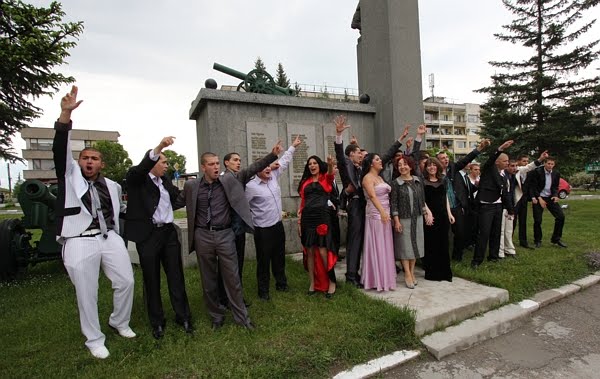 Hogyan ballagnak a diákok világszerte?