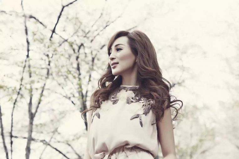 A kor csak egy szám: 50 éves kínai modell robbantotta fel a netet