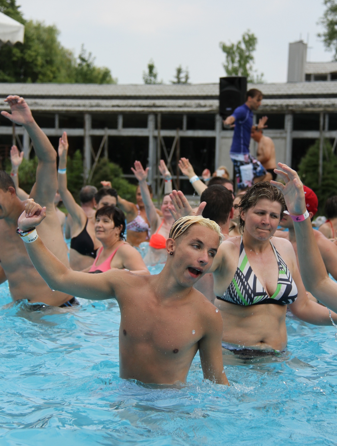 Életképek a fergeteges Középsuli buliról