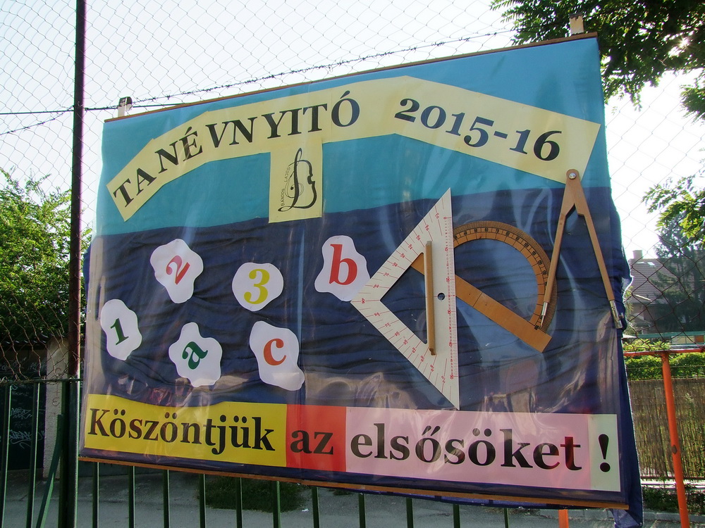 Az udvaron tartották a Bárdos suli tanévnyitóját