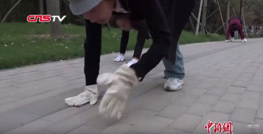 Négykézláb járnak az emberek Kínában