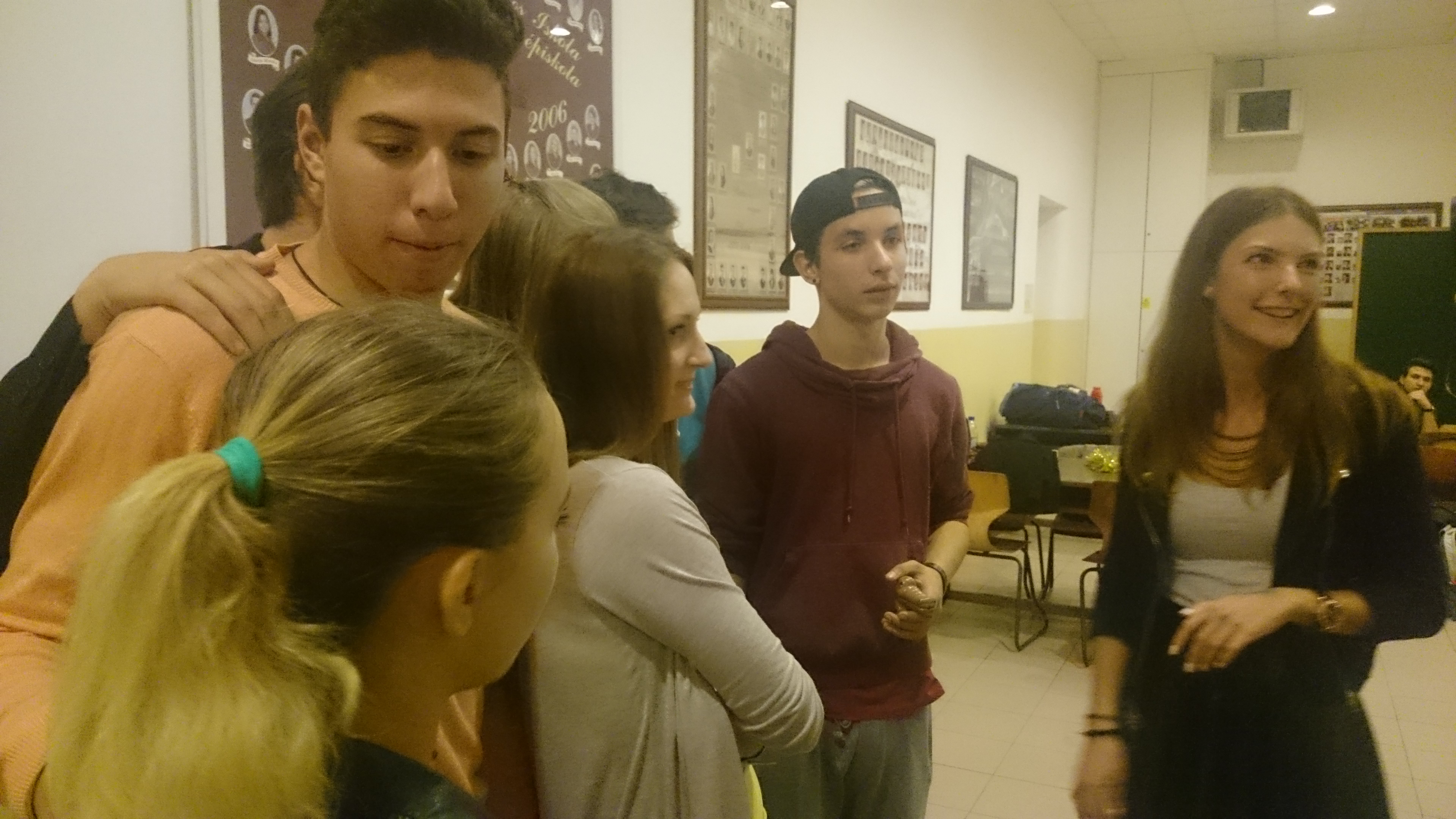 Forog a Középsuli – Zsófi henceg a többieknek