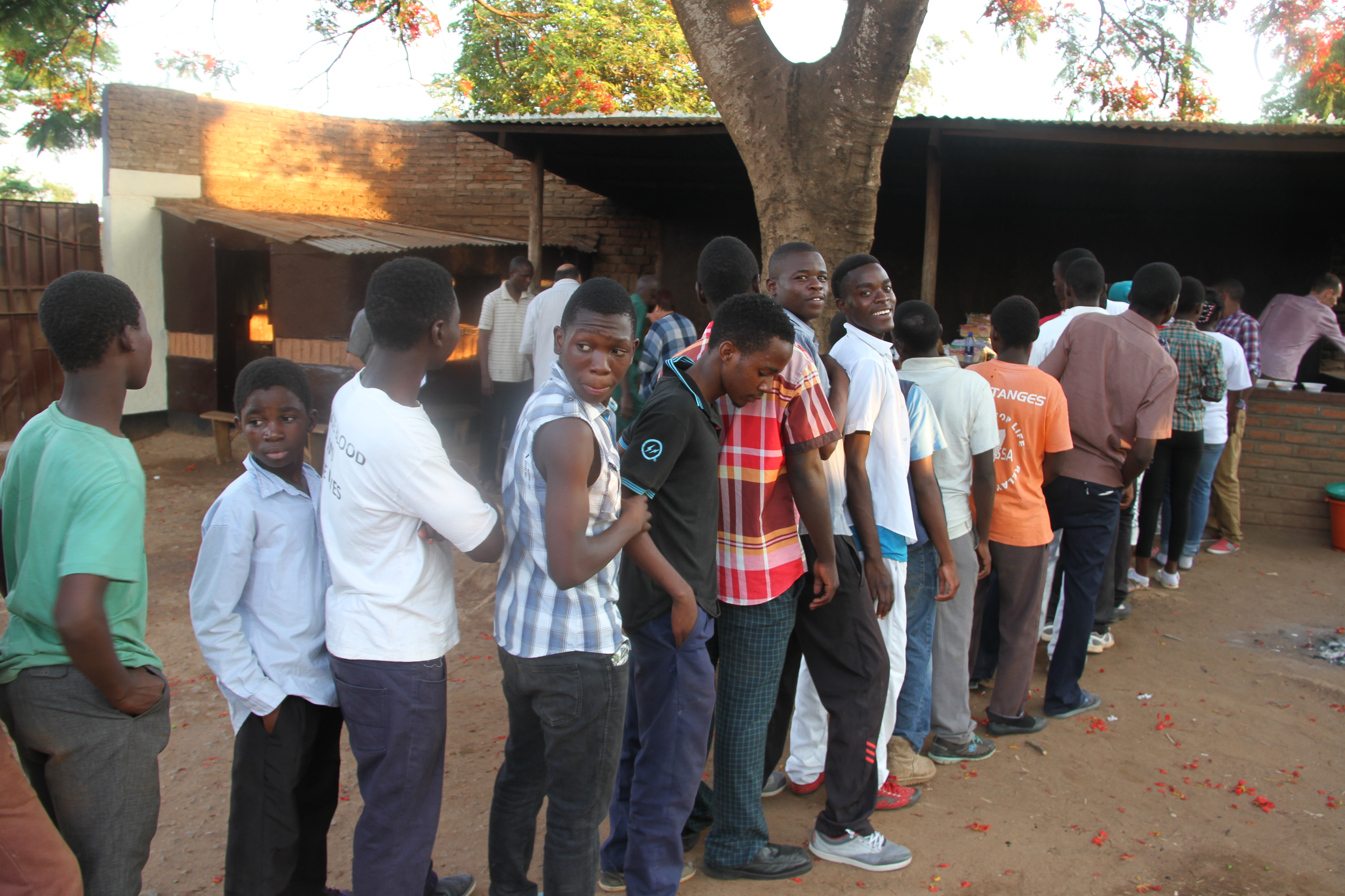 Kigyózó sor állt Malawiban a magyar gulyásért – KÖZÉPSULI TV