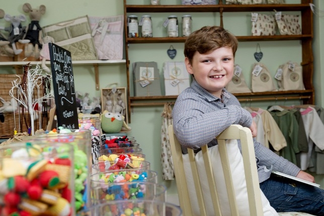 11 éves és heti ezer fontot keres