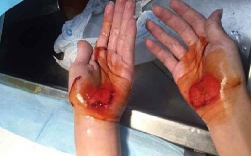 Büntetésből a kezükön kellett járniuk a diákoknak