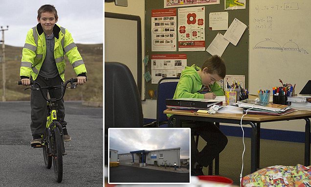 Világméretű karácsonyi akció a magányos iskolás kisfiúért