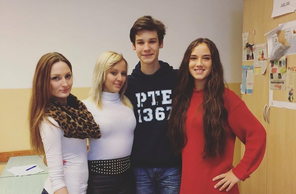 Legyen a Tiéd a Középsuli Rozijának piros pulcsija!