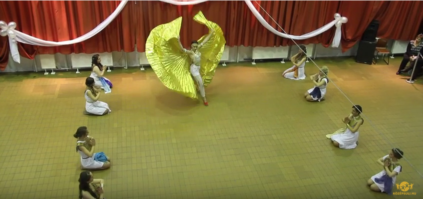 Kamu gépfegyver is szólt a szalagavatón – Briliáns fantázia, bevállalós tanárok a Károlyiban