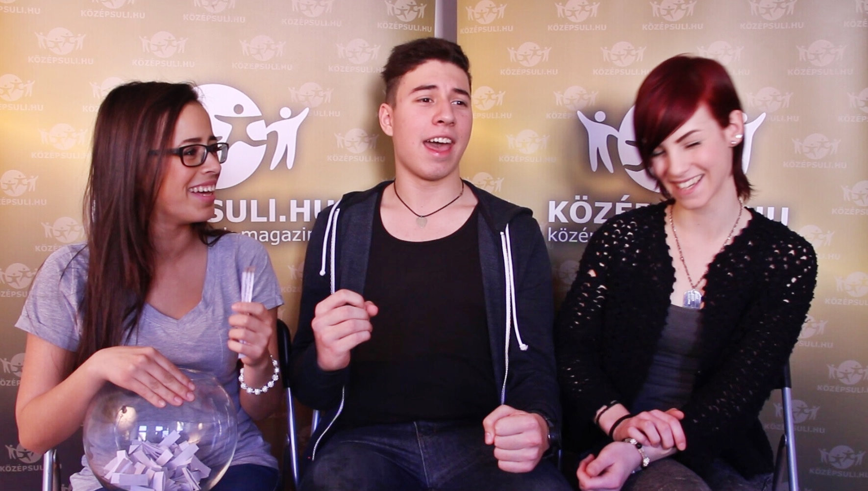 Nektek énekelnek a Középsuli szereplői – Ask.fm kérdezz-felelek – KÖZÉPSULI TV