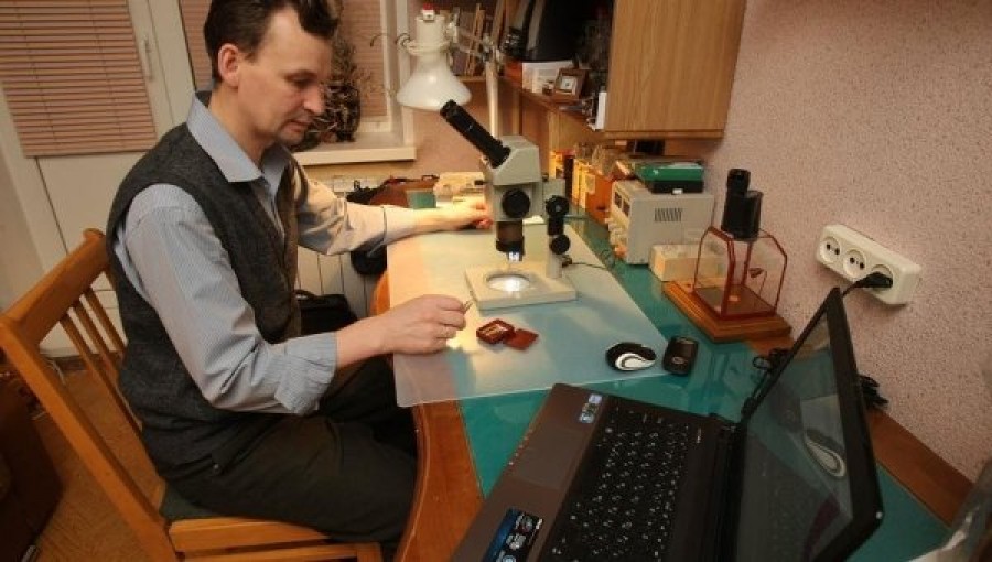 Félbevágott mákszemben a világ legkisebb könyvei