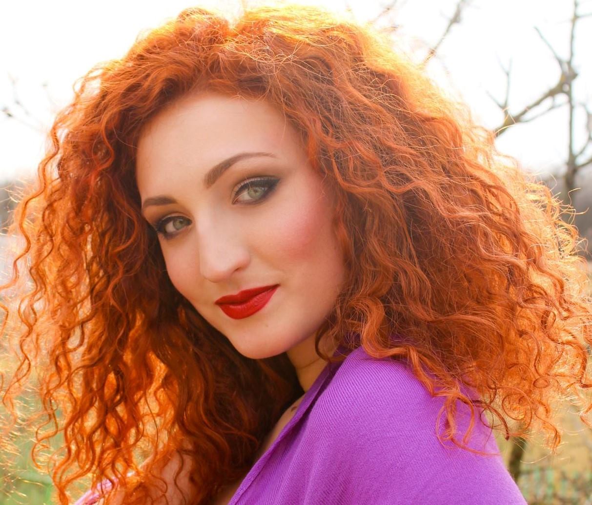 Saját dallal mutatkozik be a Hollywood Hírügynökség főcímdalának hangja!