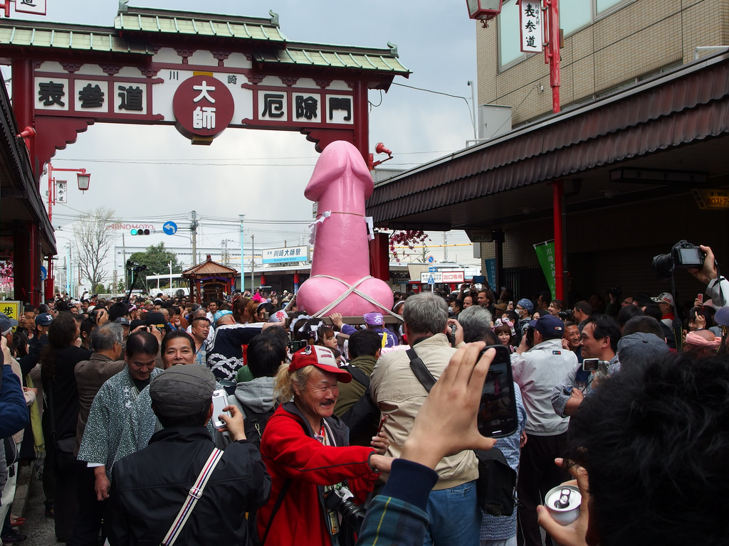 Tömegek ünnepelték a vas péniszt