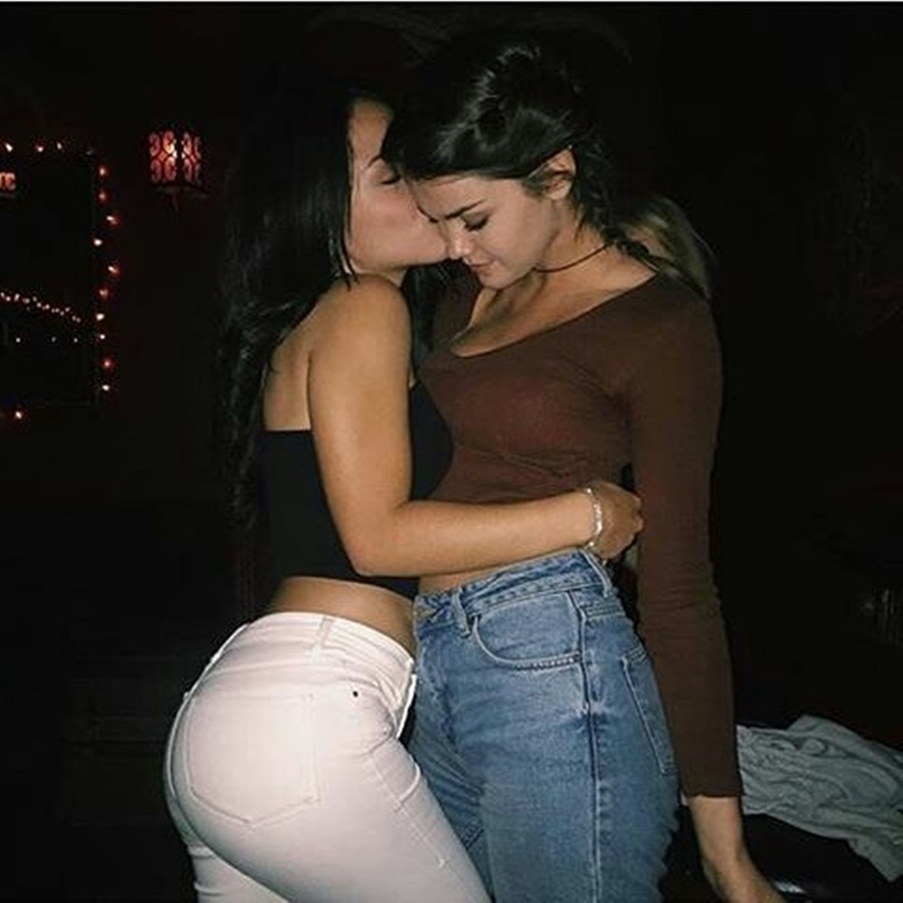 leszbikus hármasban csók