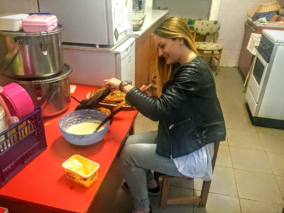 Miért süt gofrit Barbi egy óvodában?