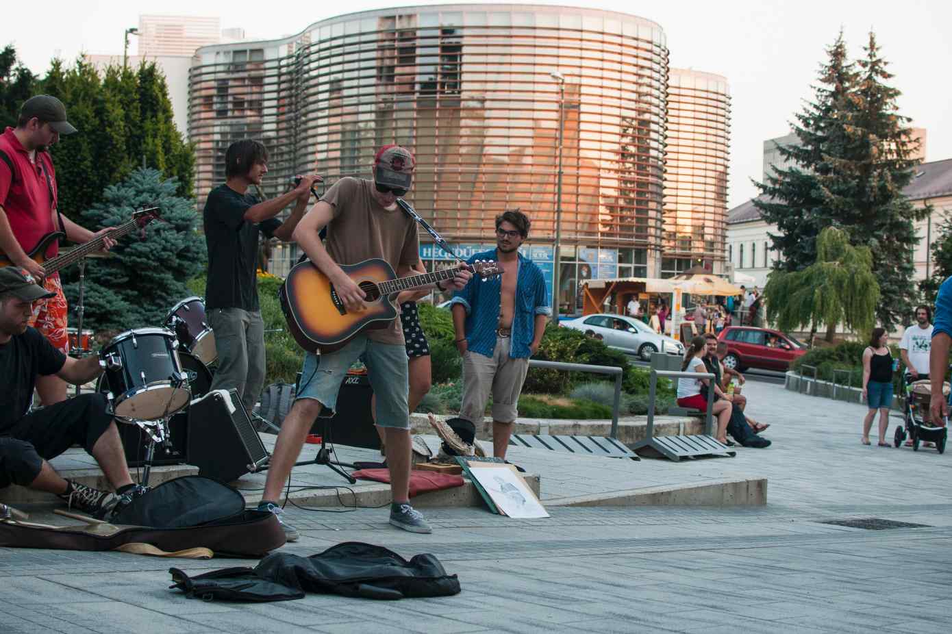 Zenei kavalkád a köztereken
