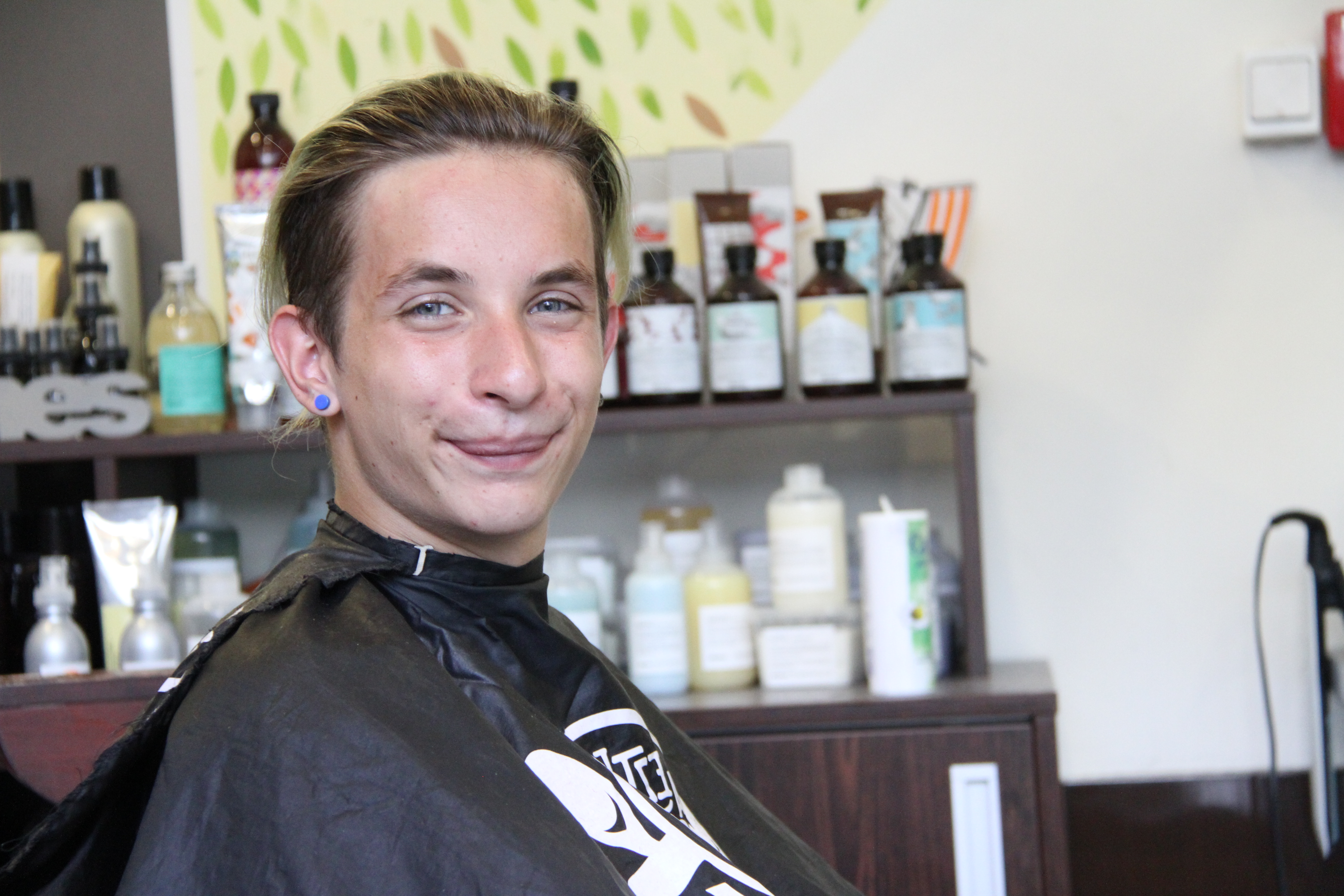 Így készült Olivér új frizurája – Középsuli TV