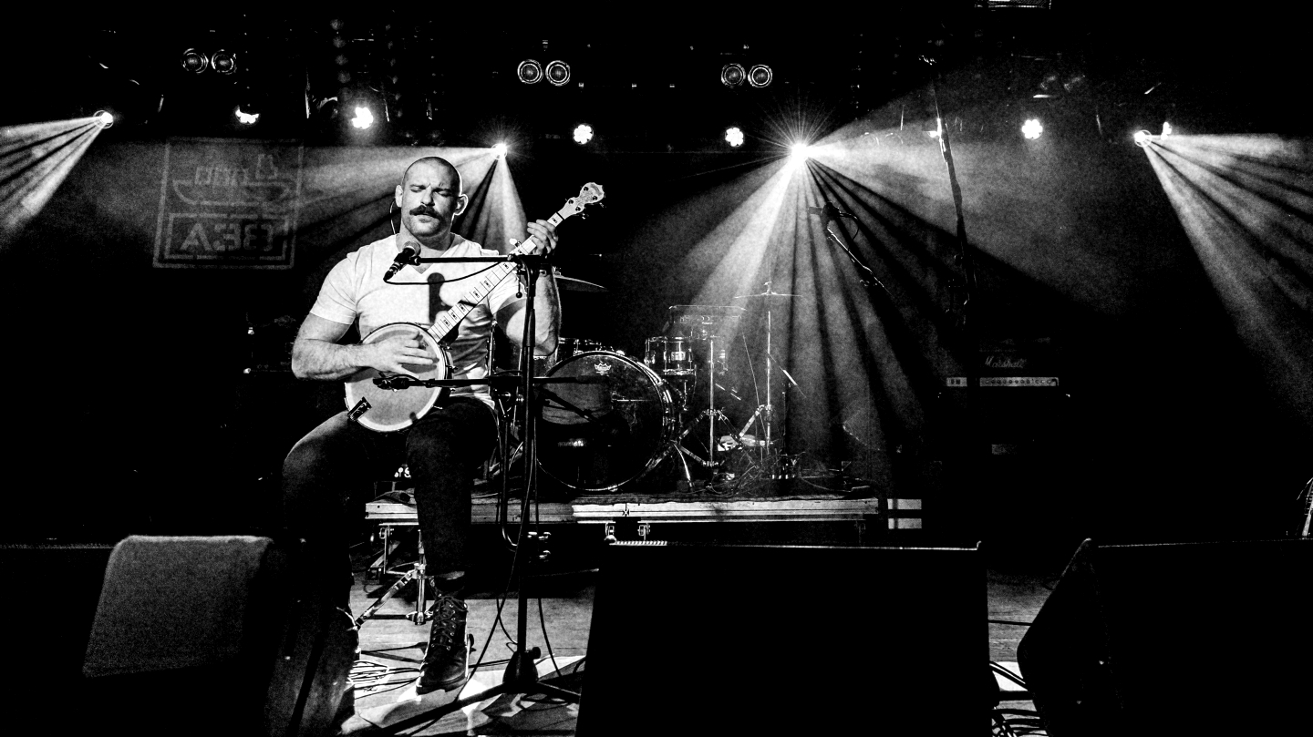 “Nagyon személyes és esendő” – Augusztus elején bakeliten is megjelent Makó Dávid első lemeze