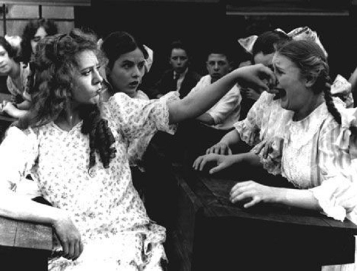 Már a sértő vicc is bántalmazás?