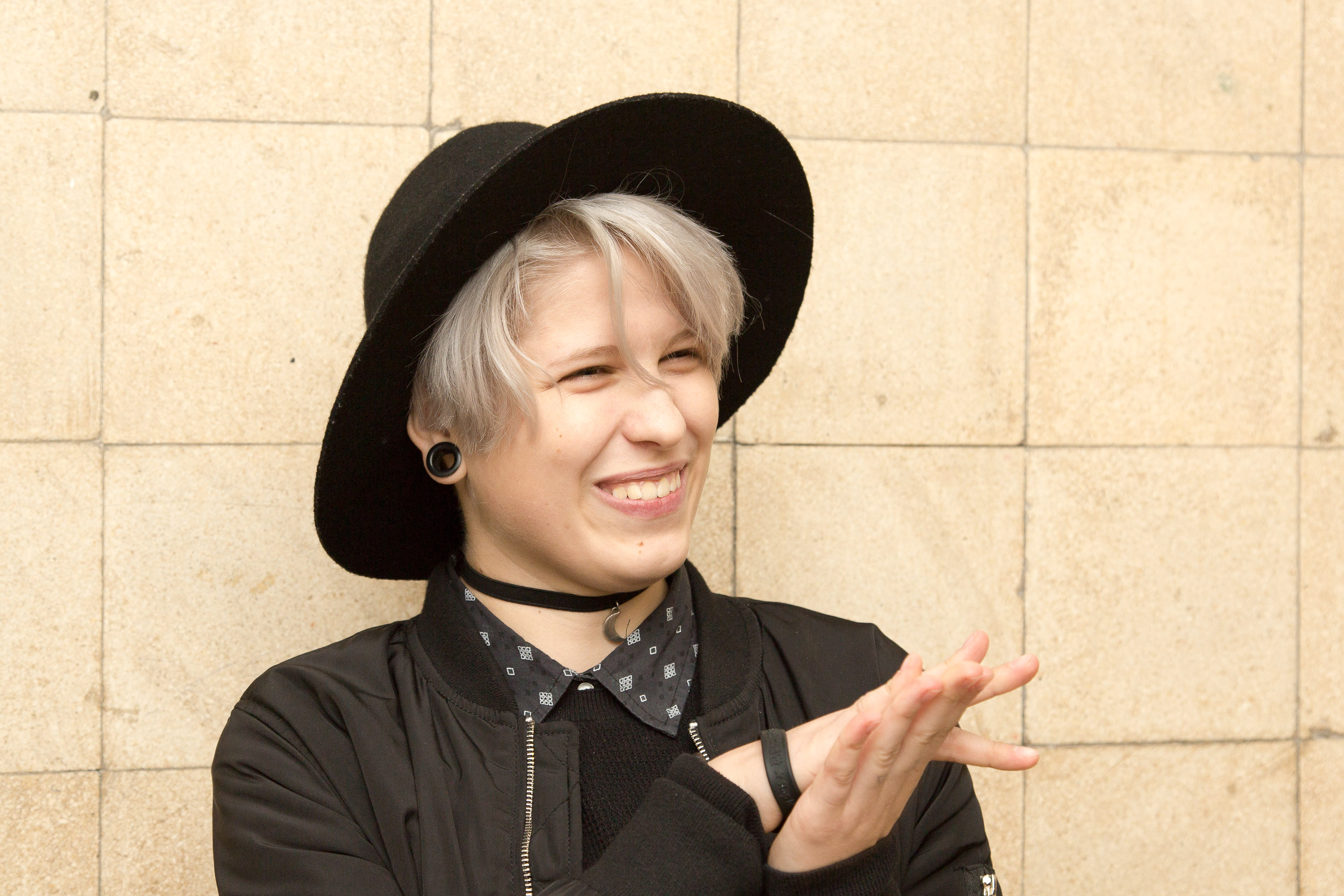 Hüvelykujj nélküli kihívás Korinnával és Esztivel! – Középsuli TV