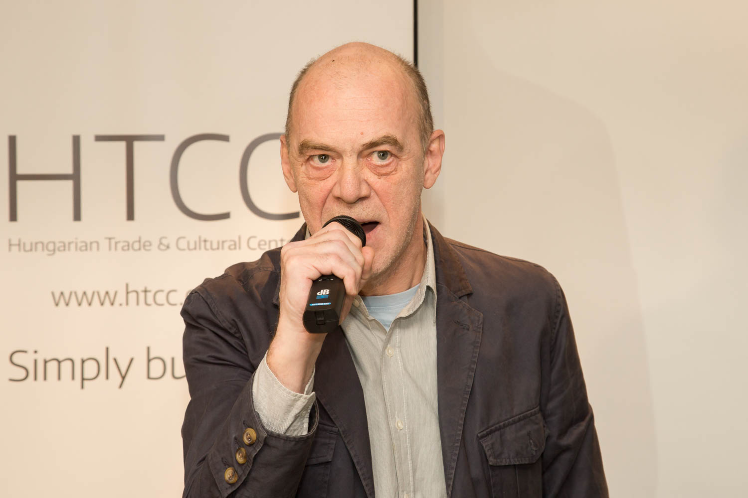 Szergej a valóságban is tanít, de nem üvölt