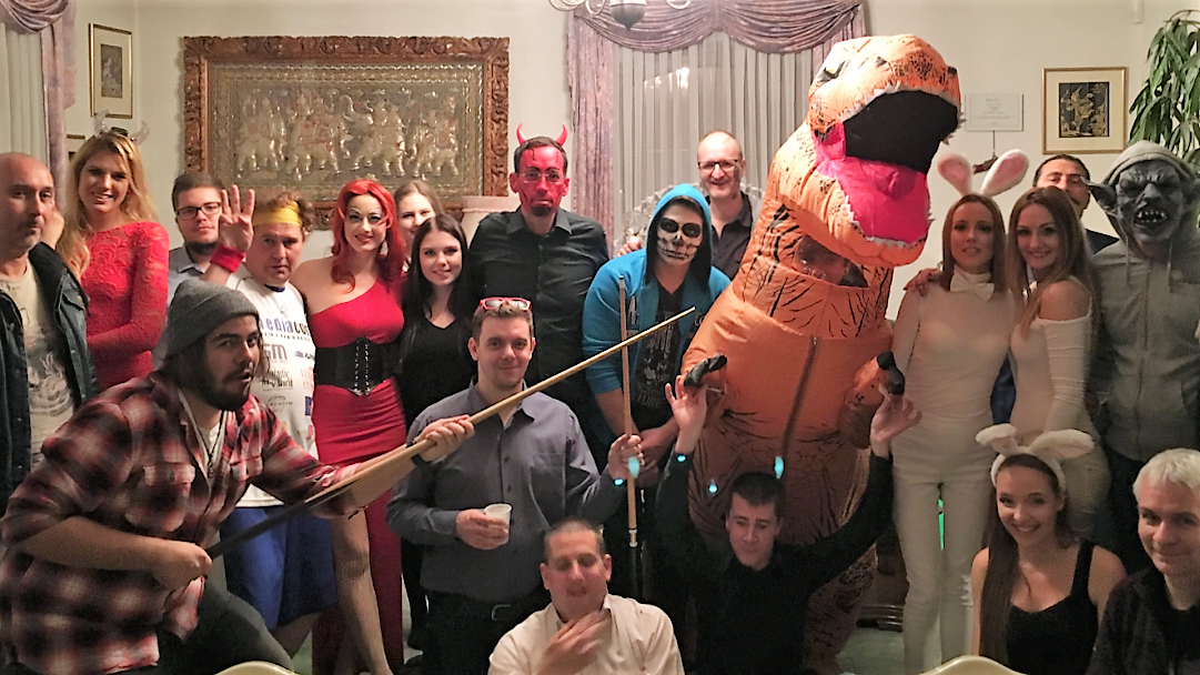 Dinoszaurusznak öltözött Szabyest, de a farkára léptek