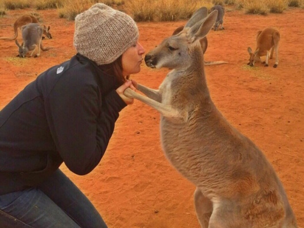 Ez a kenguru minden nap öleléssel ad hálát a gondozójának