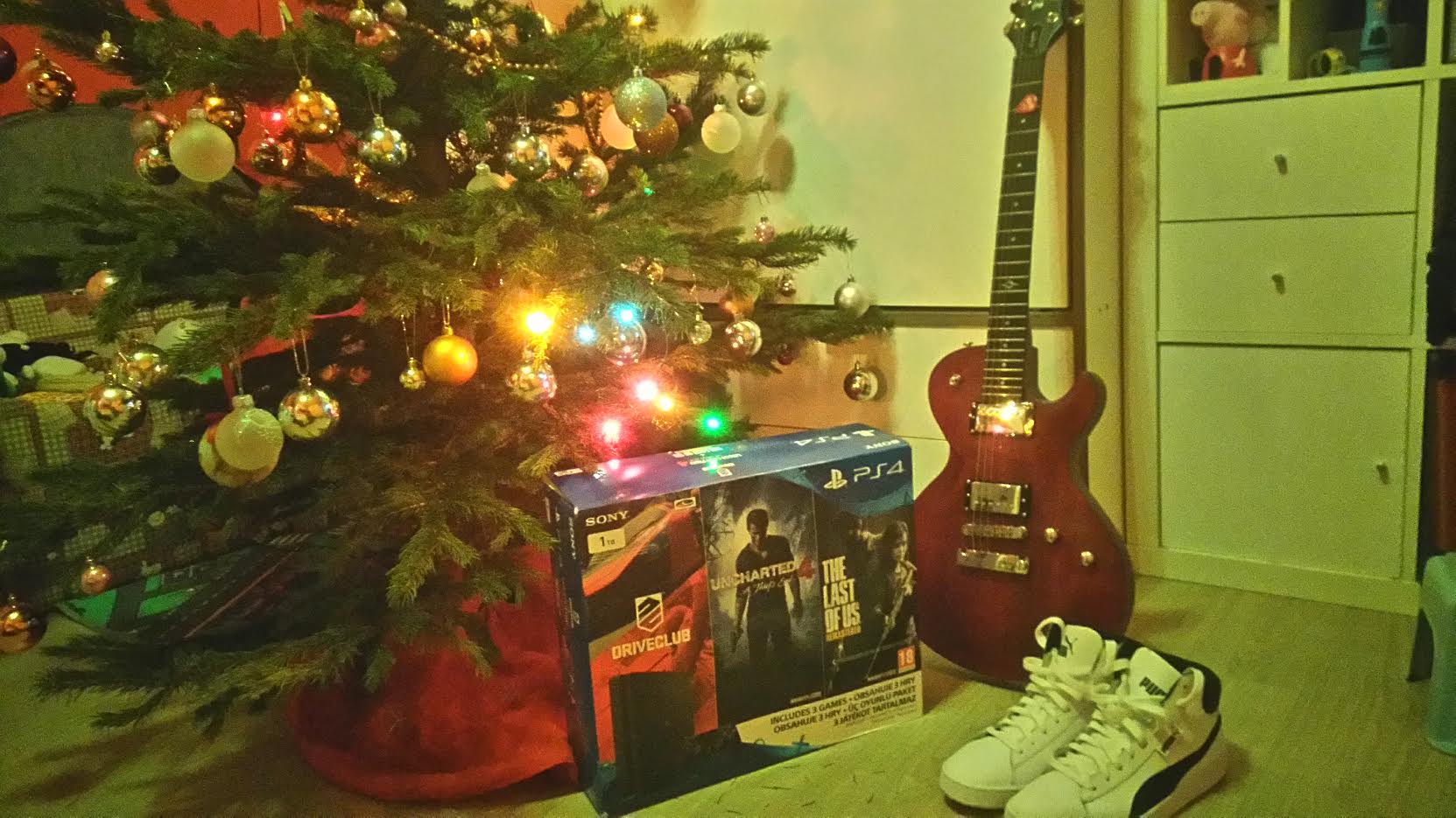 Íme, a Középsuli szereplőinek karácsonyfái