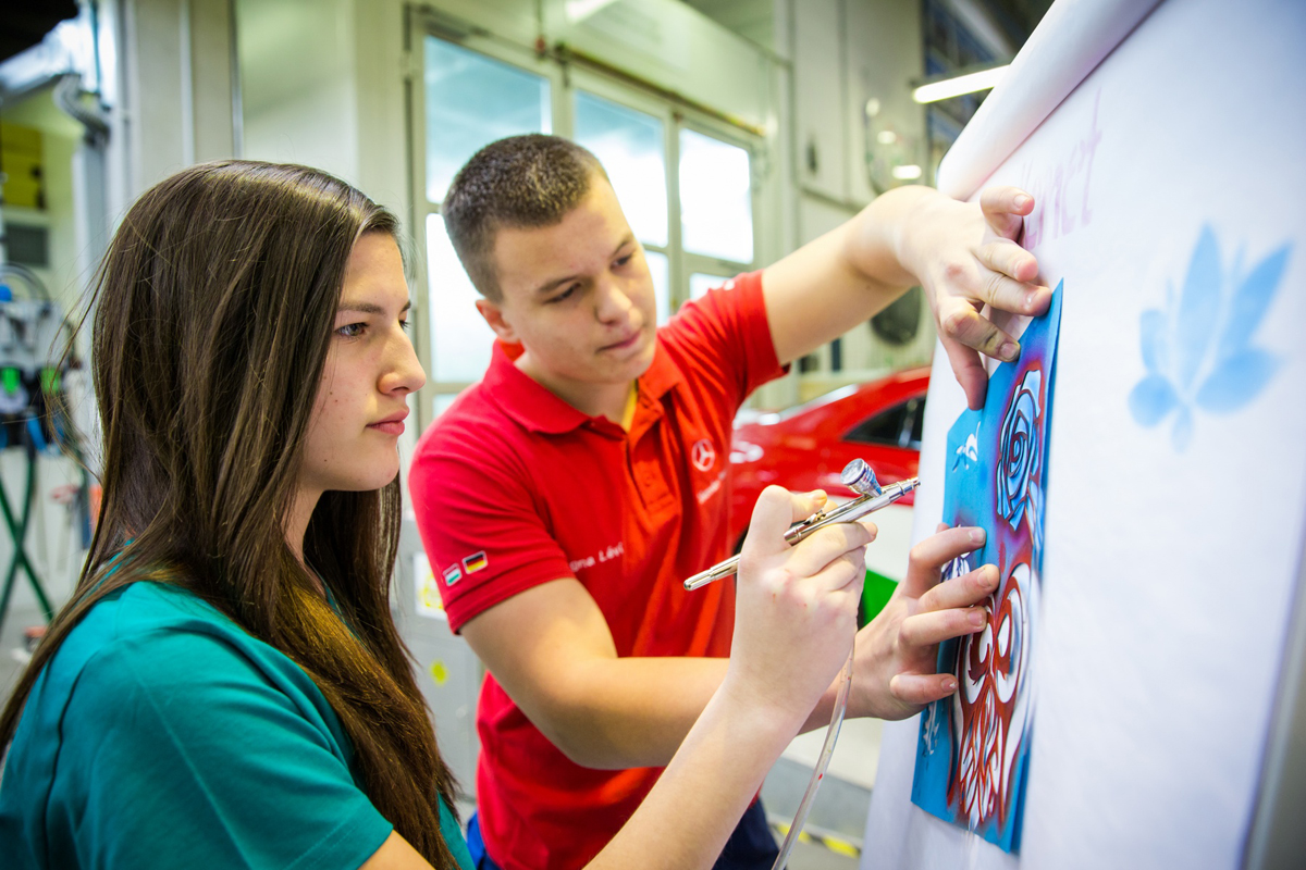 Hölgyeket vár a Mercedes-Benz gyár duális képzése