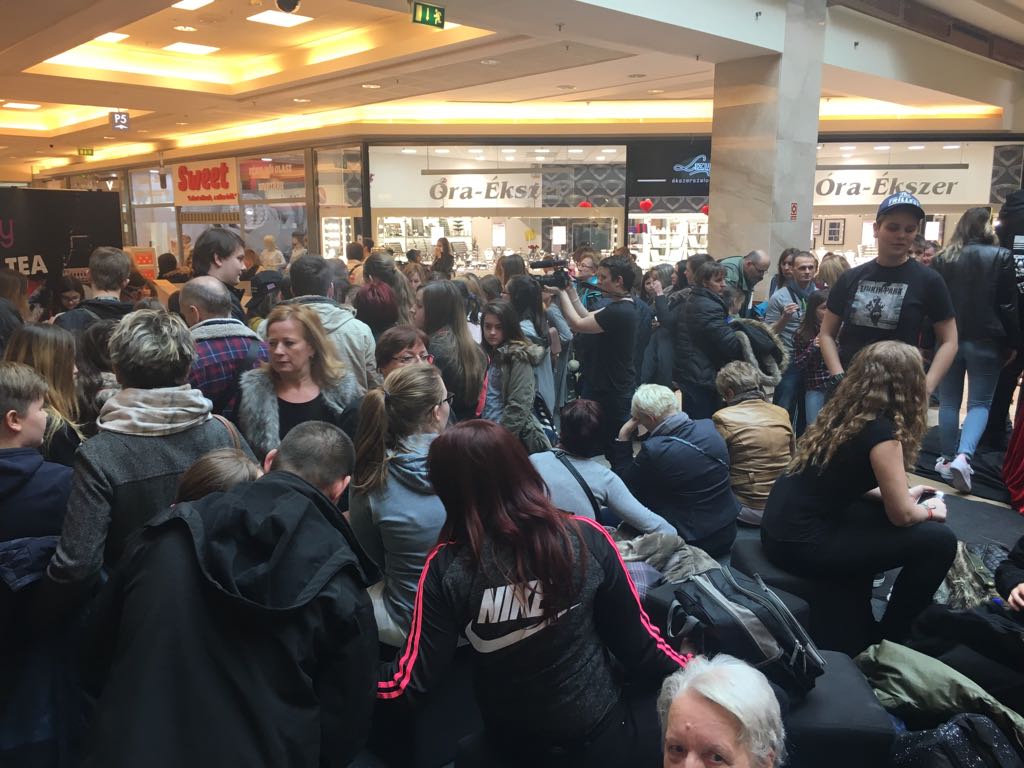 Hatalmas tömeg várta a Középsuli szereplőit