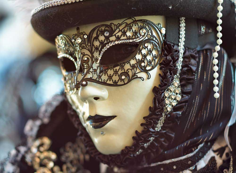 Mit viseljek a farsangi bulin? – Az utca embere válaszol