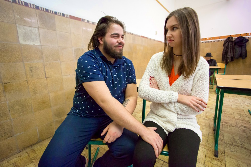 Juli nem bírja, ha hozzáérnek az emberek