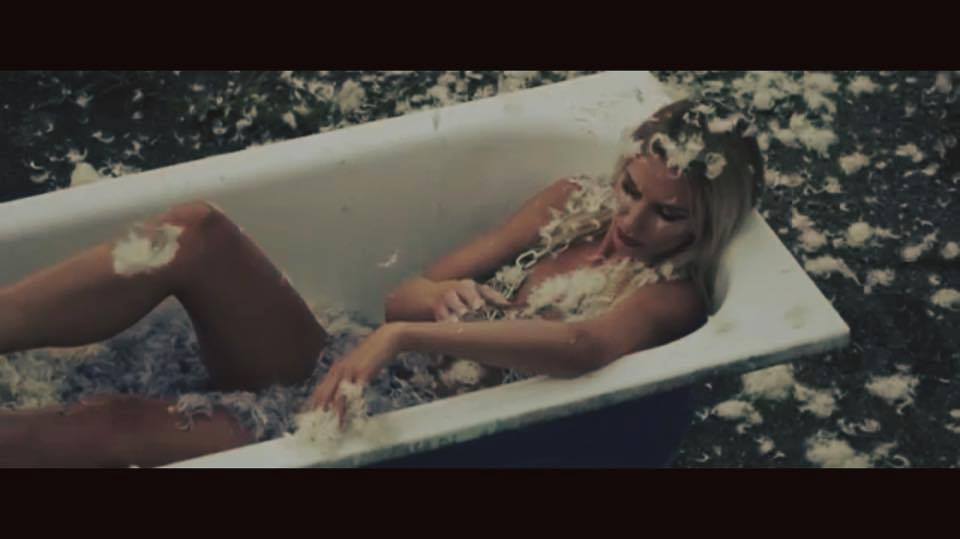 Megérkezett a Dirty Slippers legújabb slágere, a Pasztellkék!