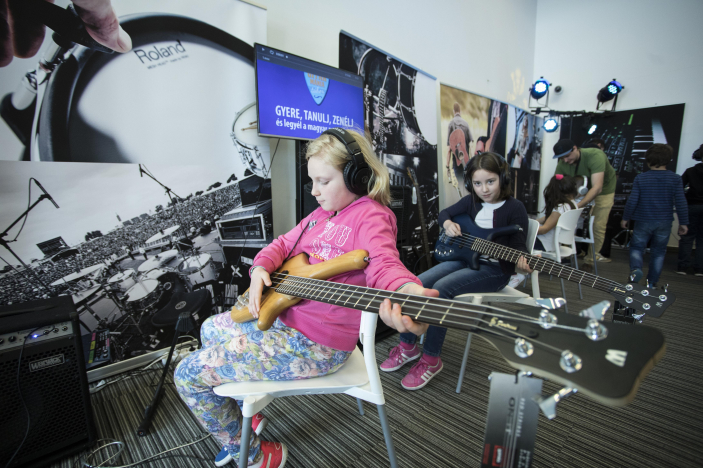 Pécsre érkezik a Hangszert a kézbe