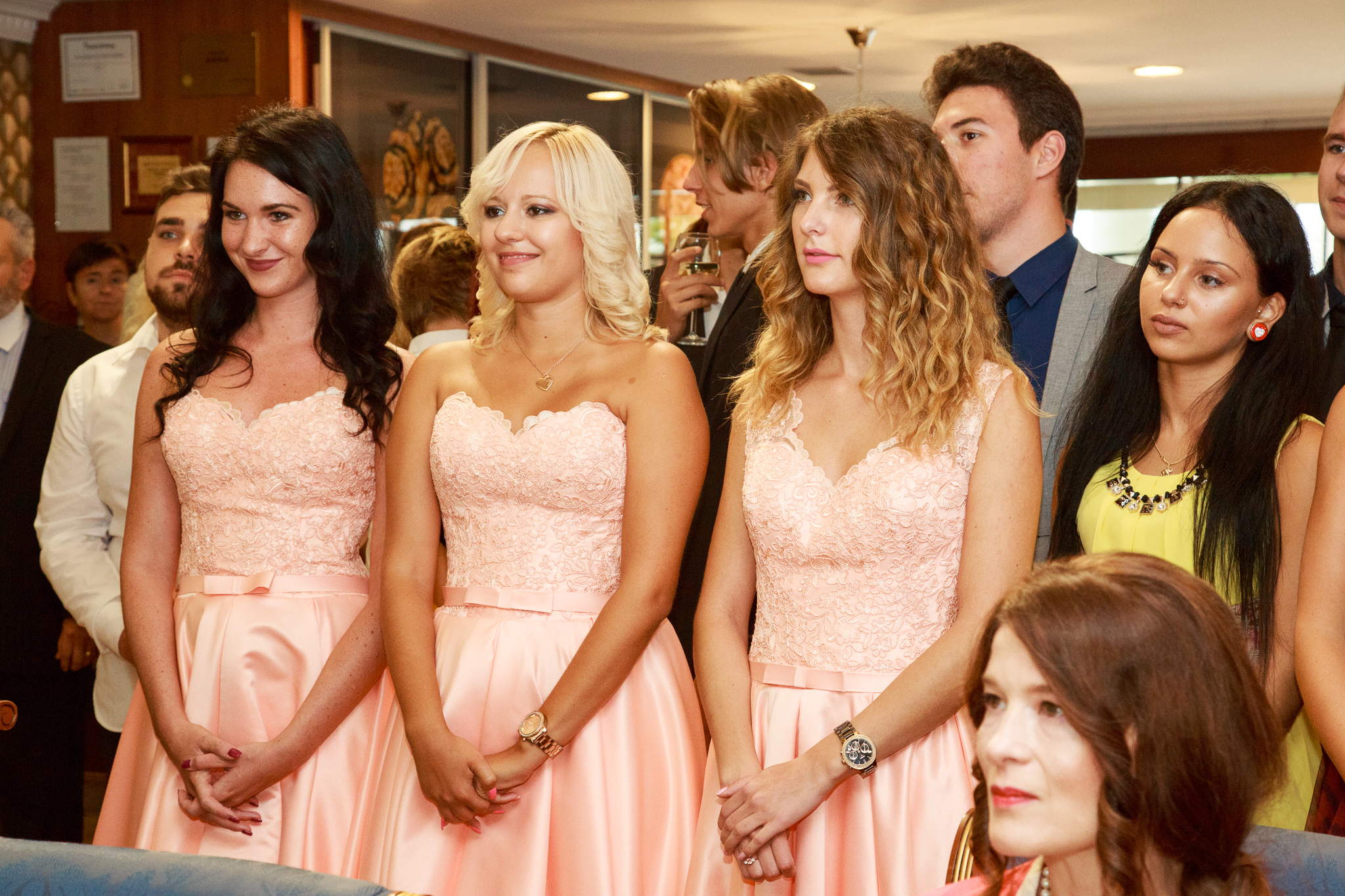 Zsanettet nem kérték fel koszorúslánynak!!